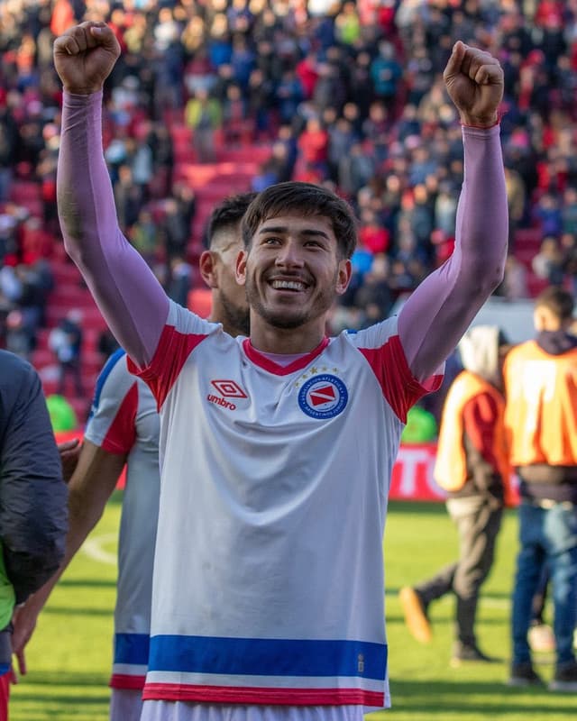 Román Vega: el lateral izquierdo que le gusta a Gallardo y puede llegar a River 