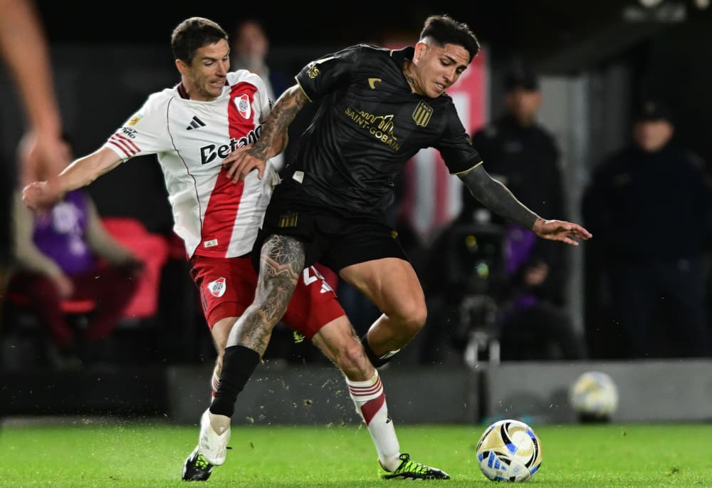 Estudiantes tropezó en UNO ante River y llega golpeado al cruce copero